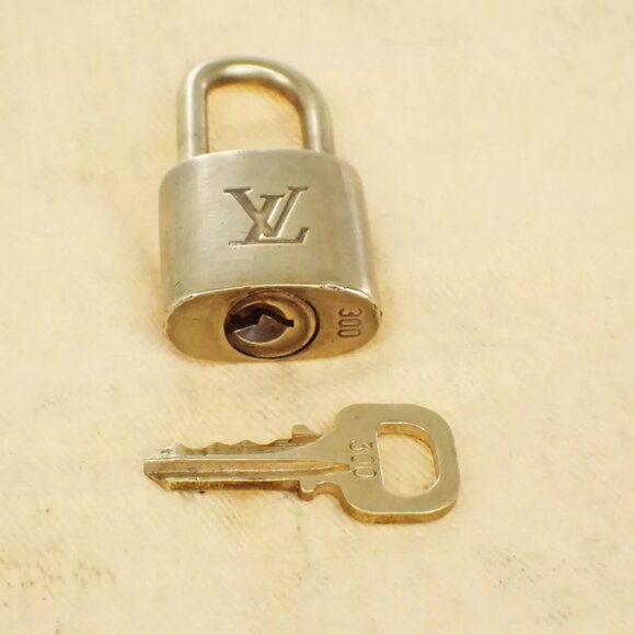 LOUIS VUITTON LV 10 SET PADLOCK KEY BAG CHARM CADENA GOLD PLATED FRANCE 33EB420 - Picture 4 of 4
